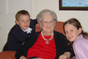 william_and_emma_with_rosita_lavarello_rosita_died_in_2005_aged_100_years.jpg